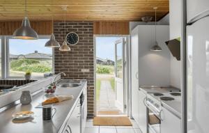 Η κουζίνα ή μικρή κουζίνα στο Stunning Home In Thisted With Sauna +7 φωτογραφίες