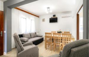 salon z kanapą i stołem w obiekcie Holiday Home Prizba 43 w mieście Prižba
