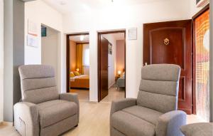 salon z dwoma krzesłami i kanapą w obiekcie Holiday Home Prizba 43 w mieście Prižba