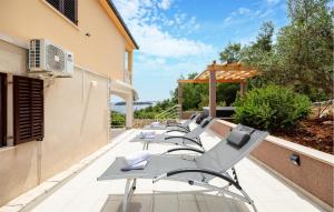 szereg leżaków na patio w obiekcie Holiday Home Prizba 43 w mieście Prižba