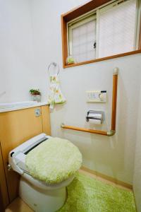 baño con aseo y asiento redondo en 京都佳月民宿, en Kioto