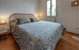 En eller flere senge i et værelse på Beautiful Home In Andernos-Les-Bains