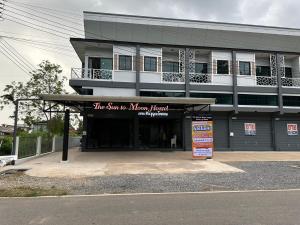 ein Gebäude mit einem Schild, auf dem die Sonne steht, kein Hauptort in der Unterkunft เดอะซันทูมูนโฮสเทล in Ban Hua Wiang Nua