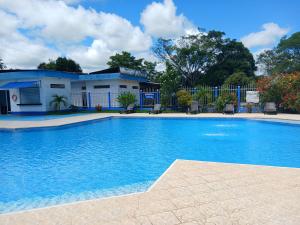 una gran piscina frente a una casa en Hotel campestre la Maria en Villavicencio