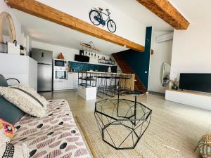 A television and/or entertainment centre at Duplex de standing à Port-Vendres, 6 personnes, proche du port - FR-1-309-297 Még 6 kép