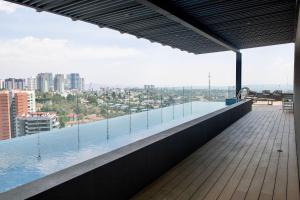 una piscina sul tetto di un edificio di SANTA FE Red Beautiful Apartment! a Città del Messico