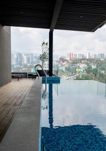 una piscina in un edificio con vista sulla città di SANTA FE Red Beautiful Apartment! a Città del Messico