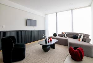 un soggiorno con un divano e un tavolo di SANTA FE Red Beautiful Apartment! a Città del Messico