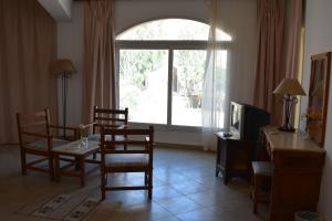 A television and/or entertainment centre at Morgenland Holly Village