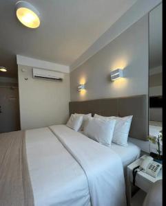 Postel nebo postele na pokoji v ubytování Quarto Design Linhares 507