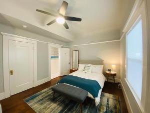 una camera con letto e ventilatore a soffitto di Family Laundry & Spa a Sacramento