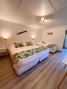 - une chambre avec 2 lits dans l'établissement Hotel Hotu Matua, à Hanga Roa
