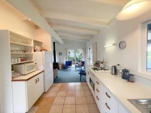 Η κουζίνα ή μικρή κουζίνα στο Genuine Kiwi Bach- Stay Waiheke +20 φωτογραφίες