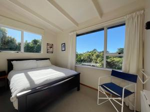 Ένα ή περισσότερα κρεβάτια σε δωμάτιο στο Genuine Kiwi Bach- Stay Waiheke