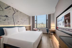 Postel nebo postele na pokoji v ubytování IntercityHotel Jingdezhen Taoxichuan