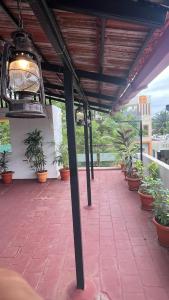 Bhoomiputra Mansion في ميسور: فناء مع نباتات الفخار على شرفة +26 صورة