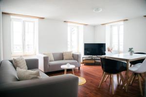 Μια τηλεόραση ή/και κέντρο ψυχαγωγίας στο Nimbuzzz Apartments