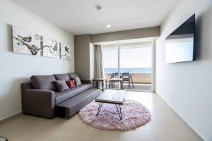 un salon avec un canapé et une table dans l'établissement Cristal bay 503 Hermoso depa con vista al mar, à Mazatlán