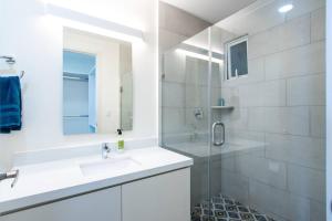 une salle de bain blanche avec lavabo et douche dans l'établissement Cristal bay 503 Hermoso depa con vista al mar, à Mazatlán 9 autres photos