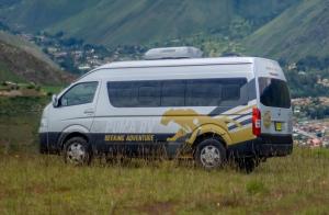 利马Campervan Ford Transit的停在草地上的白色货车