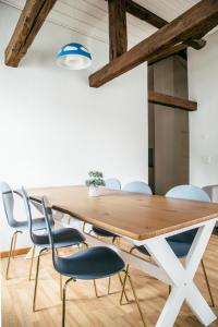 uma sala de jantar com uma mesa de madeira e cadeiras em Nimbuzzz Apartments em Unterseen