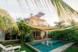 a house with a swimming pool and a hammock in the yard at Luna Rossa in El Paredón Buena Vista