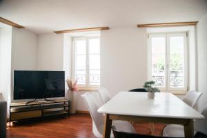 Μια τηλεόραση ή/και κέντρο ψυχαγωγίας στο Nimbuzzz Apartments