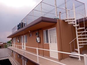 a building with a ladder on the balcony at Hospedaje "La Gloria" in Texcoco de Mora