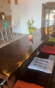 a large knife sitting on top of a wooden table at Casa com piscina in Cianorte