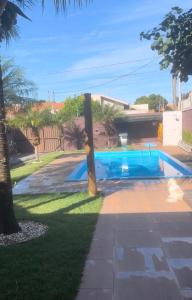 a swimming pool in the backyard of a house at Casa com piscina in Cianorte