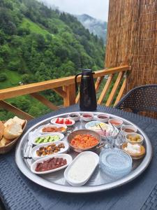 um tabuleiro de comida em cima de uma mesa em Sisorti süit bungalov em Rize