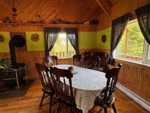 a dining room with a table and chairs at Le Chadou in Tadoussac
