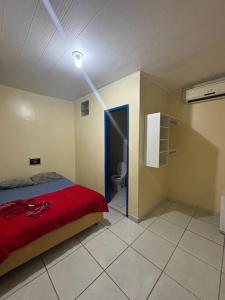 um quarto com uma cama e uma casa de banho com um WC em Hotel Viena em Manaus