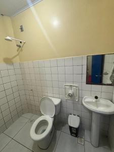 マナウスにあるHotel Vienaのバスルーム(トイレ、洗面台付)