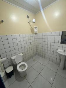 uma casa de banho com um WC e um lavatório em Hotel Viena em Manaus