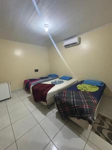 um quarto com duas camas num quarto com em Hotel Viena em Manaus