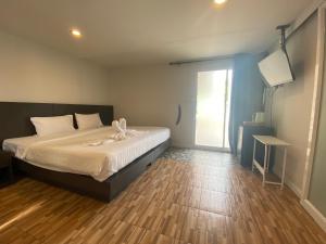 ein Schlafzimmer mit einem Bett mit einer Schleife darauf in der Unterkunft 77 Patong Hotel & Spa in Patong Beach