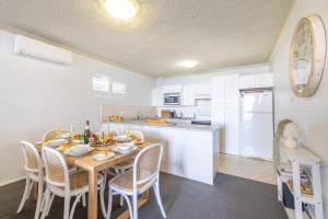 Η κουζίνα ή μικρή κουζίνα στο Bella Vista, 8-19 Shoal Bay Rd - views, air con and Wi-Fi +24 φωτογραφίες