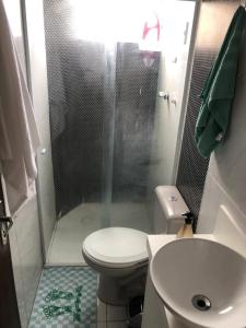 ein Badezimmer mit Dusche, Toilette und Waschbecken in der Unterkunft Grande Apartamento Com 3 Quartos e Uma Localização Privilegiada in Campina Grande