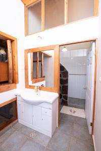 ein Bad mit einem Waschbecken und einer Dusche in der Unterkunft Hostal Sumaj in San Pedro de Atacama