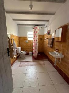 a bathroom with a toilet and a sink at Quarto à 500m da praia Espaco Aconchego do Gugu in Arraial do Cabo +21 photos