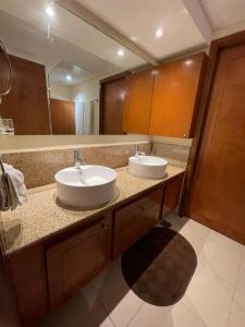 Ένα μπάνιο στο Grand V Beach Front Condo Torre 2000
