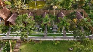 Elle offre une vue sur un jardin avec des arbres et de la pelouse. dans l'établissement Lumbung Hill Bedugul, à Bedugul