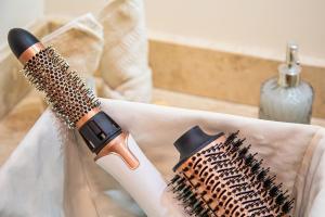 eine Haarbürste und ein Kamm auf einem Tisch in der Unterkunft Casa Coral in La Paz