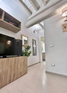 Televízia a/alebo spoločenská miestnosť v ubytovaní Sweet house near piazza della signoria