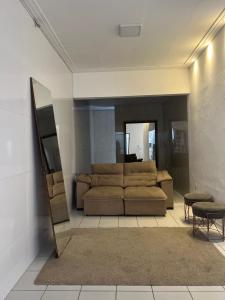 salon z kanapą i lustrem w obiekcie Casa para temporada São João w mieście Campina Grande