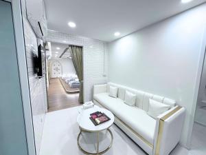 Posezení v ubytování One Dhatu Ayutthaya Premium Homestay