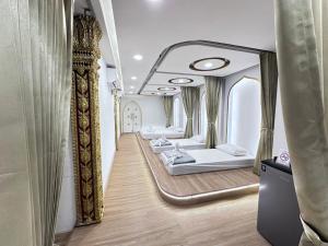Postel nebo postele na pokoji v ubytování One Dhatu Ayutthaya Premium Homestay