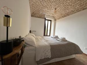 ein weißes Schlafzimmer mit einem Bett und einem Fenster in der Unterkunft RADICl BUSSI in Bussi sul Tirino