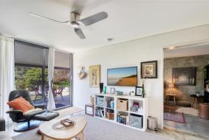 TV a/nebo společenská místnost v ubytování SALT Luxury Couples Bungalow